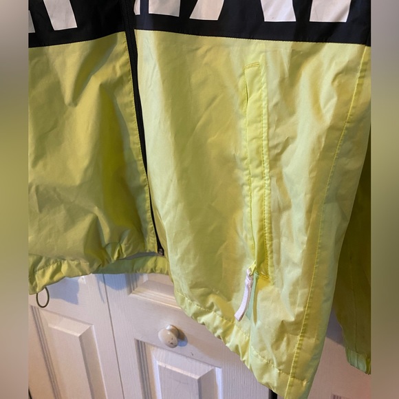 EUC Men’s M Helly Hansen Logo Windbreaker - Picture 7 of 12